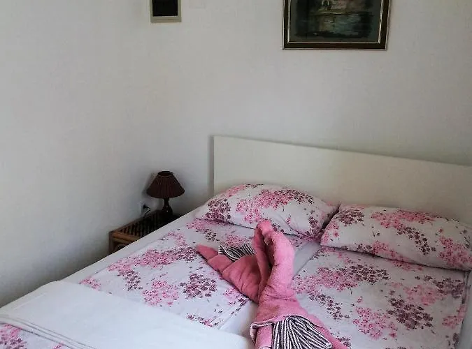 Dina Lejlighed